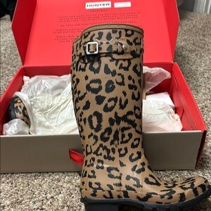 Hunter rain boots in fashionable leopard print new without tags. Box included.